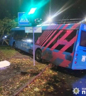 У Миколаєві після зіткнення з «Опелем» тролейбус вилетів на тротуар: водій авто госпіталізований