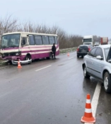 У Рівненському районі зіткнулися автомобіль та маршрутка: травмувалася водійка легковика