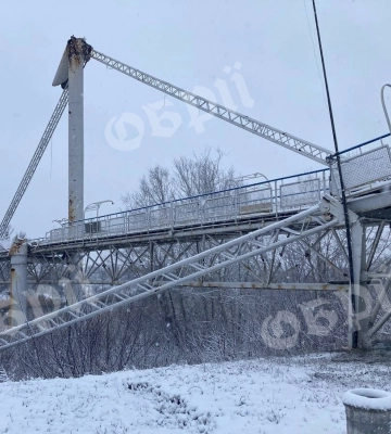 Частина пішохідного мосту в Ізюмі впала у річку 
