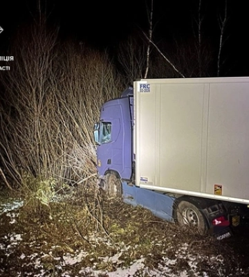 Водій заснув: на Ковельщині вантажівка з’їхала у кювет