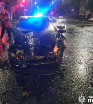У Миколаєві слідчі поліції встановлюють обставини автопригоди, в якій травмувався водій легковика