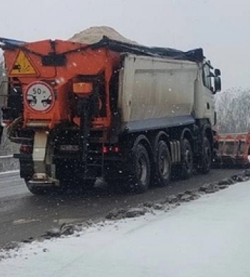 На дороги Волині випустили снігоприбиральну техніку 