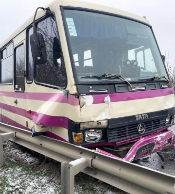 У Рівненському районі зіткнулися автомобіль та маршрутка: травмувалася водійка легковика