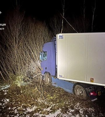 Водій заснув: на Ковельщині вантажівка з’їхала у кювет