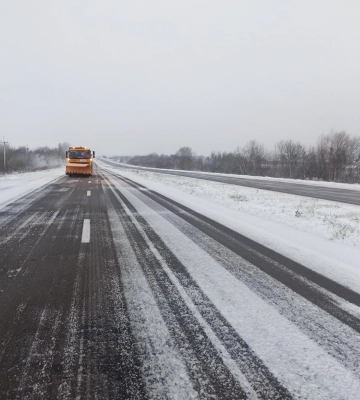 Сніжить: на автошляхах Волині працює дорожня спецтехніка