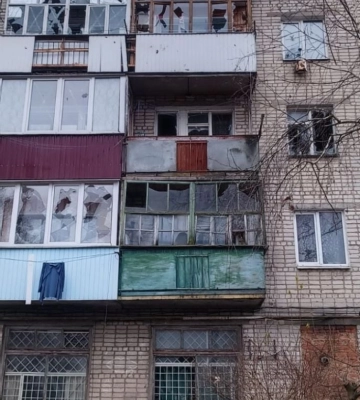 У Середині-Буді на Сумщині внаслідок обстрілу пошкоджено багатоквартирний будинок