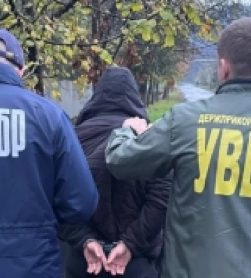 На Закарпатті правоохоронець за хабар намагався незаконно виїхати з України