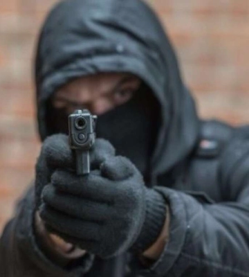 Стріляв і вимагав гроші: у Дніпрі п&amp;#039;яний чоловік із пістолетом пограбував магазин &quot;Алло&quot;