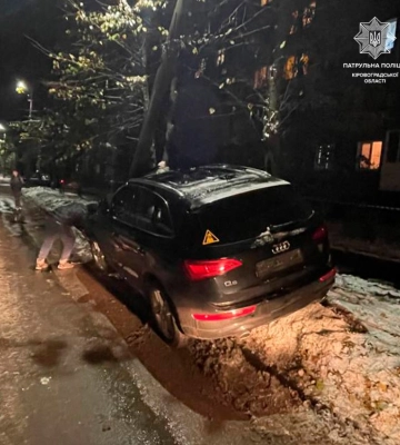 У Кропивницькому Audi Q5 влетів в електроопору (ФОТОФАКТ)