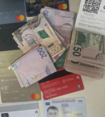 Правоохоронці затримали групу осіб, які закували киянина в кайданки та відібрали понад 2 млн гривень 