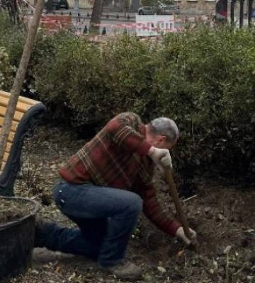 У дворі одеського худмузею висадили дерева з розплідника загиблого військового Бориса Айзенберга