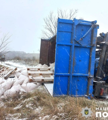 На Полтавщині біля дороги перекинувся трактор: деталі