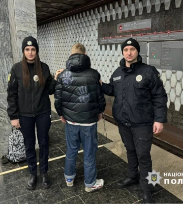 Розмалював вікна та двері вагонів підземки: у Харкові знайшли хулігана і відправили в ІТТ 
