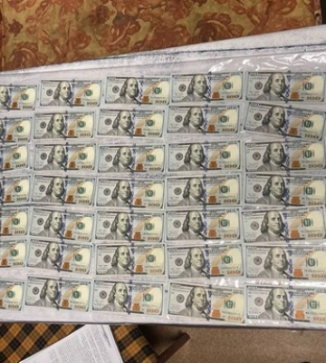 У Києві чоловіка закували в кайданки та відібрали понад 2,2 млн