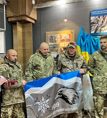 “Ми втратили дуже велику людину”: франківському музею передали нагороду загиблого воїна Андрія Яцеля (ФОТО)