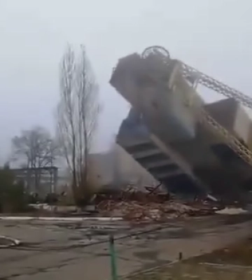 У Хрустальному на Луганщині загарбники ріжуть на метал одну із найсучасніших шахт
