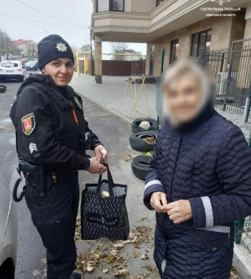 Вийшла за продуктами та загубилась: в Одесі патрульні допомогли жінці дістатися додому