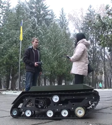 Поднимает 200 кг и работает три недели: в Виннице создали боевого робота Escadron (видео)