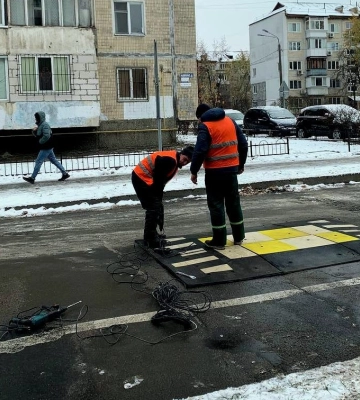 В Киеве тестируют новый вид &quot;лежащего полицейского&quot;. Фото