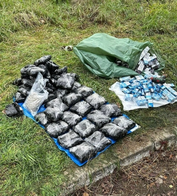 47 пакетів з марихуаною та понад 2150 пачок сигарет дістали закарпатські митники із кабіни вантажного тягача