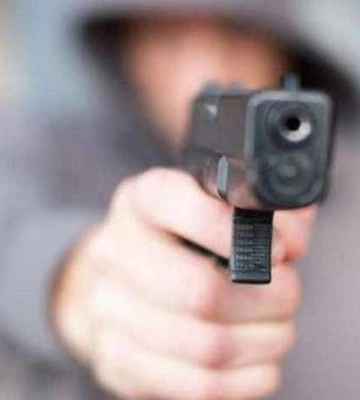 Стріляв і вимагав гроші: у Дніпрі п&#039;яний чоловік із пістолетом пограбував магазин &quot;Алло&quot;
