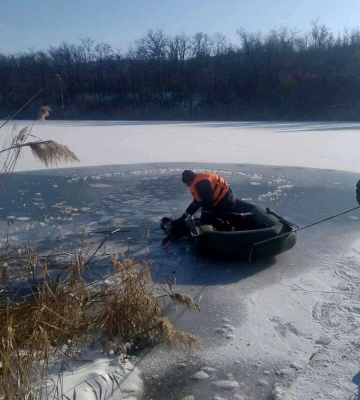 Дніпровські рятувальники розповіли, як врятуватися у крижаній воді, якщо провалилися під лід