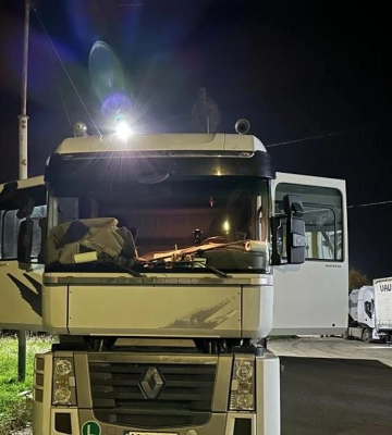 47 пакетів з марихуаною та понад 2150 пачок сигарет дістали закарпатські митники із кабіни вантажного тягача
