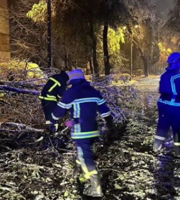 Внаслідок негоди на Львівщині знеструмлені 74 населені пункти