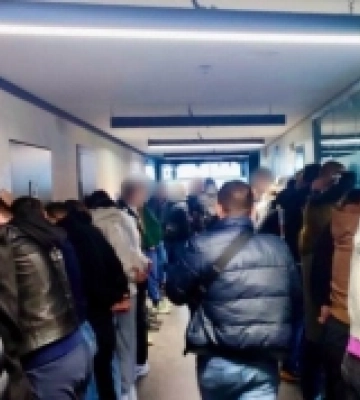 Виманювали у людей до 200 тисяч доларів на місяць: в Одесі затримали організатора та 15 учасників шахрайського кол-центру