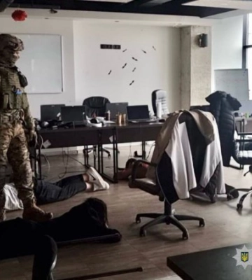 Виманювали у людей до 200 тисяч доларів на місяць: в Одесі затримали організатора та 15 учасників шахрайського кол-центру