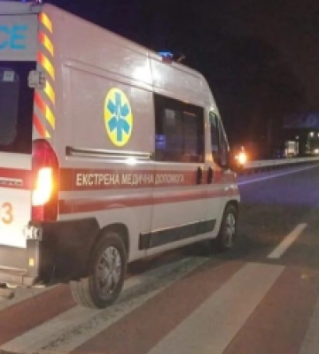 Автомобіль «швидкої» збив двох пішоходів біля Львова