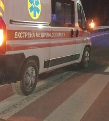 Автомобіль «швидкої» збив двох пішоходів біля Львова