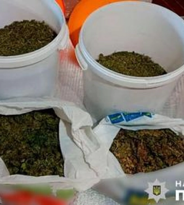 Під Полтавою правоохоронці викрили підпільний склад з наркотиками