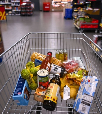 Блокада кордону: які продукти можуть зникнути з полиць магазинів в Україні