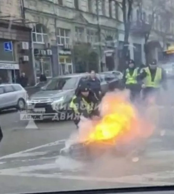 В центре Киева произошел странный пожар: тушили патрульные полицейские. ВИДЕО