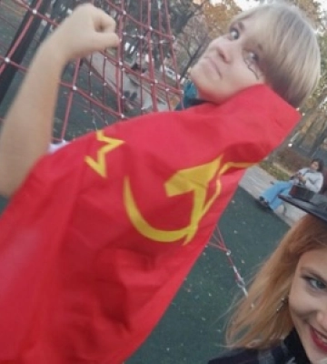 "На костях друзей": в Мариуполе молодежь устроит "вечеринку" в стиле СССР возле Драмтеатра (видео, фото)