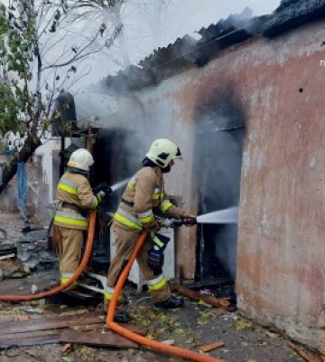 За чергову добу вогнеборці загасили чотири пожежі в приватному секторі, на одній врятували чоловіка