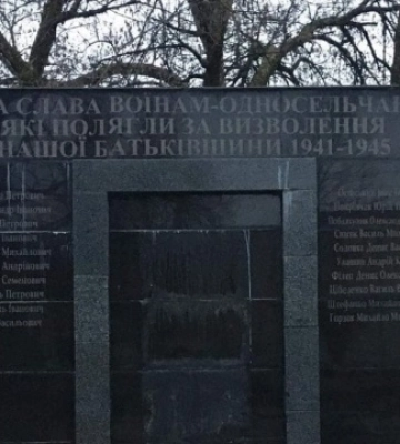 На Хустщині, після скандального покладання квітів, демонтували зображення радянського солдата