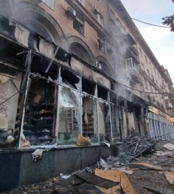 У Запоріжжі на зруйнованому внаслідок обстрілу будинку почали монтувати унікальну плитку