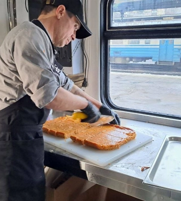 В Харькове встретили Food Train — поезд с едой, прибывший ко Дню благодарения