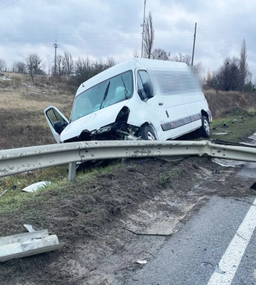 При в’їзді в Дубно розбився мікроавтобус – є потерпіла