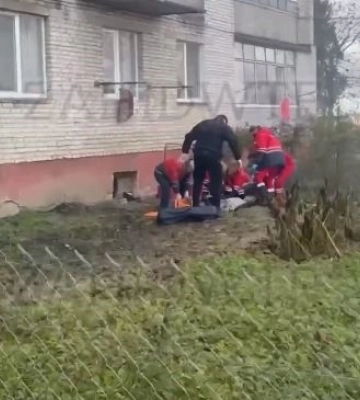 Рятуючись від пожежі, чоловік стрибнув з вікна 7 поверху (відео)