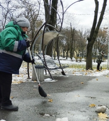 Прибирають парки за будь-якої погоди: у Дніпрі працівники КП «Міська інфраструктура» забезпечені зимовою уніформою