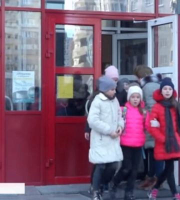 Школам у Києві рекомендували тимчасово працювати у змішаному форматі: в чому причина