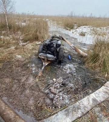 У старателів на півночі Рівненщини виявили гусеничний тягач, бурштин та мотопомпу