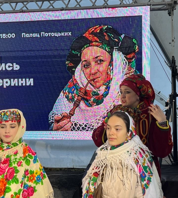 Як на палаці Потоцьких у Франківську хустини зав’язували