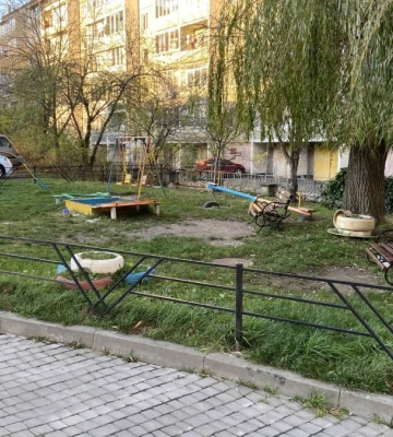 На вулиці Федьковича у Франківську встановлять дитмайданчик за 120 тис. гривень