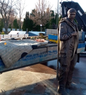 У Ніжині встановили памʼятник розстріляному росіянами Герою України Мацієвському