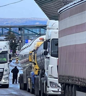 Украинские перевозчики блокируют на границе трассу польским водителям в ответ на забастовки