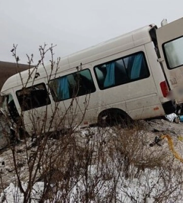 На Харківщині у ДТП потрапив мікроавтобус: є загиблий, 18 осіб постраждали. Фото